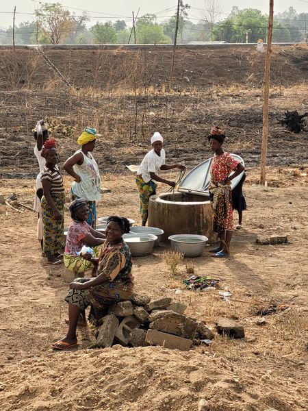 Togo Frauen am Brunnen 133.jpg